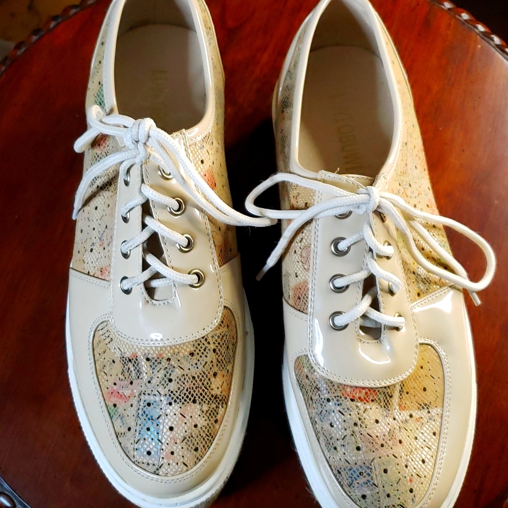 women's Luyi Obuwi patent leather leisurewear flats/tennis size 6 1/2